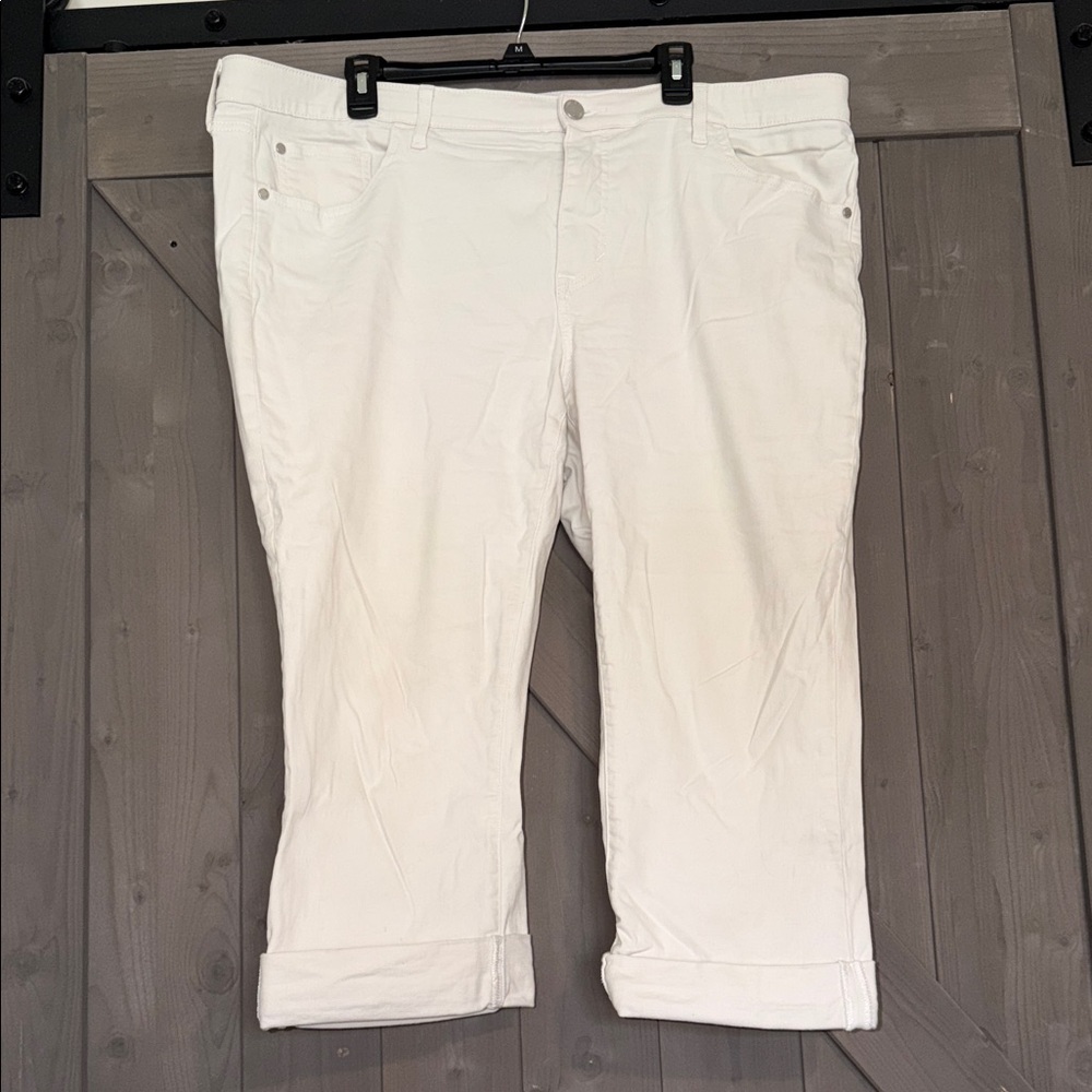 EVRI Women's White Cuffed Capri Denim Pant